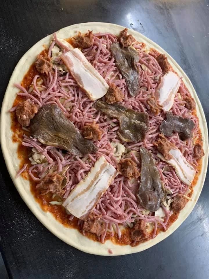 Pizza Kreta med skinka, bacon, oxfilé, köttfärs och champinjoner — Kärna Pizzeria